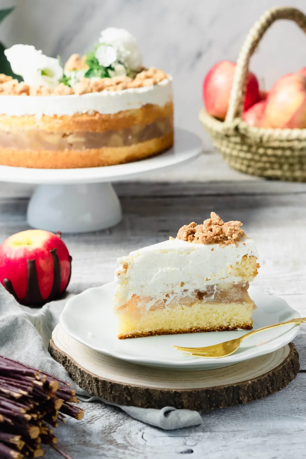 Frisch geschnittene Äpfel, bereit für die Zubereitung des fruchtigen Apfelkompotts