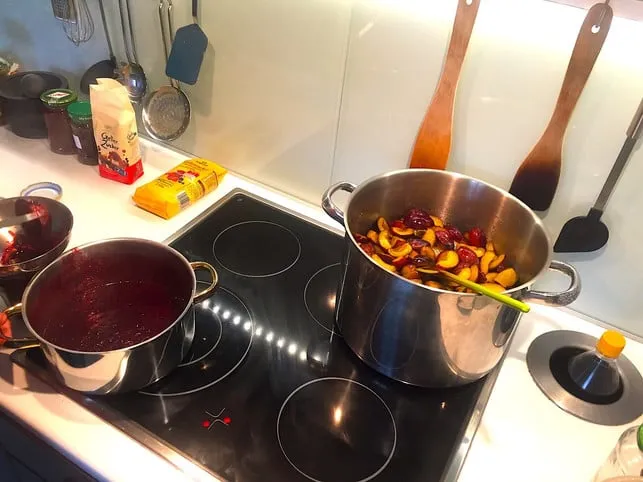 Frisch geschnittene Pflaumen bereit zur Marmeladenherstellung