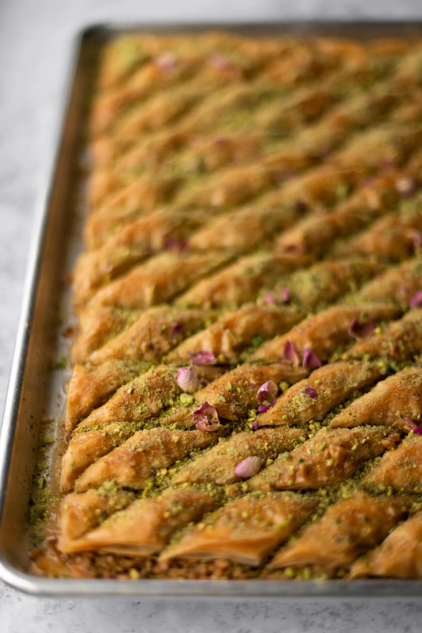 Frisch geschnittenes Baklava vor dem Übergießen mit Sirup