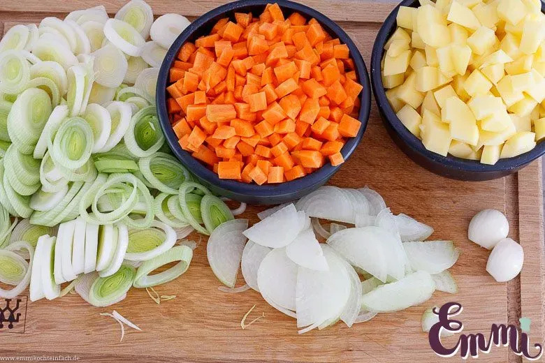 Frisch geschnittenes Gemüse für den Bauerntopf: Kartoffeln, Lauch, Möhren und Zwiebeln