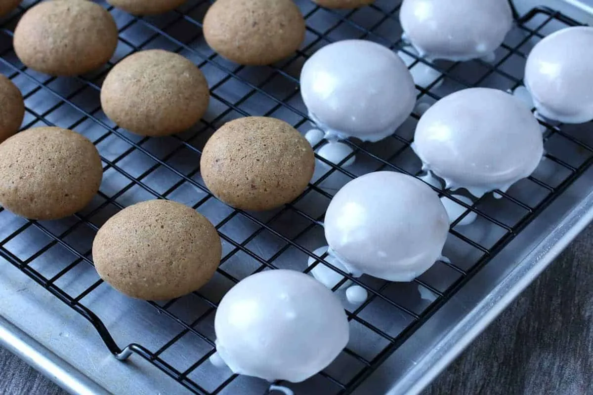 Frisch glasierte Pfeffernüsse trocknen auf einem Gitterrost