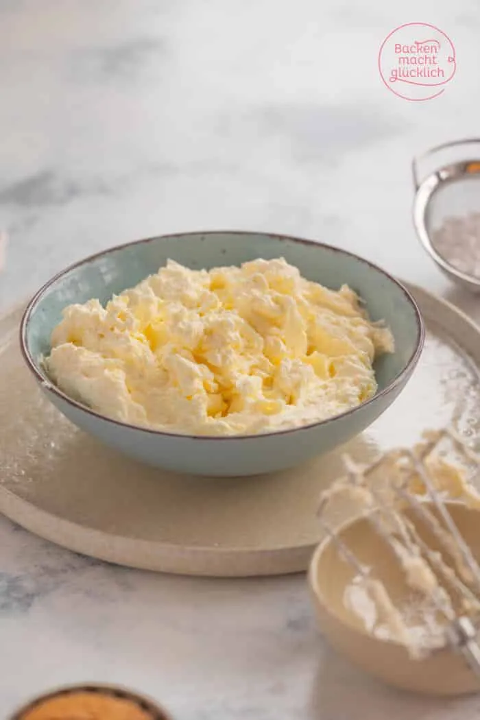 Frisch zubereitete Buttercreme mit Pudding in einer Schüssel, bereit zur Weiterverarbeitung