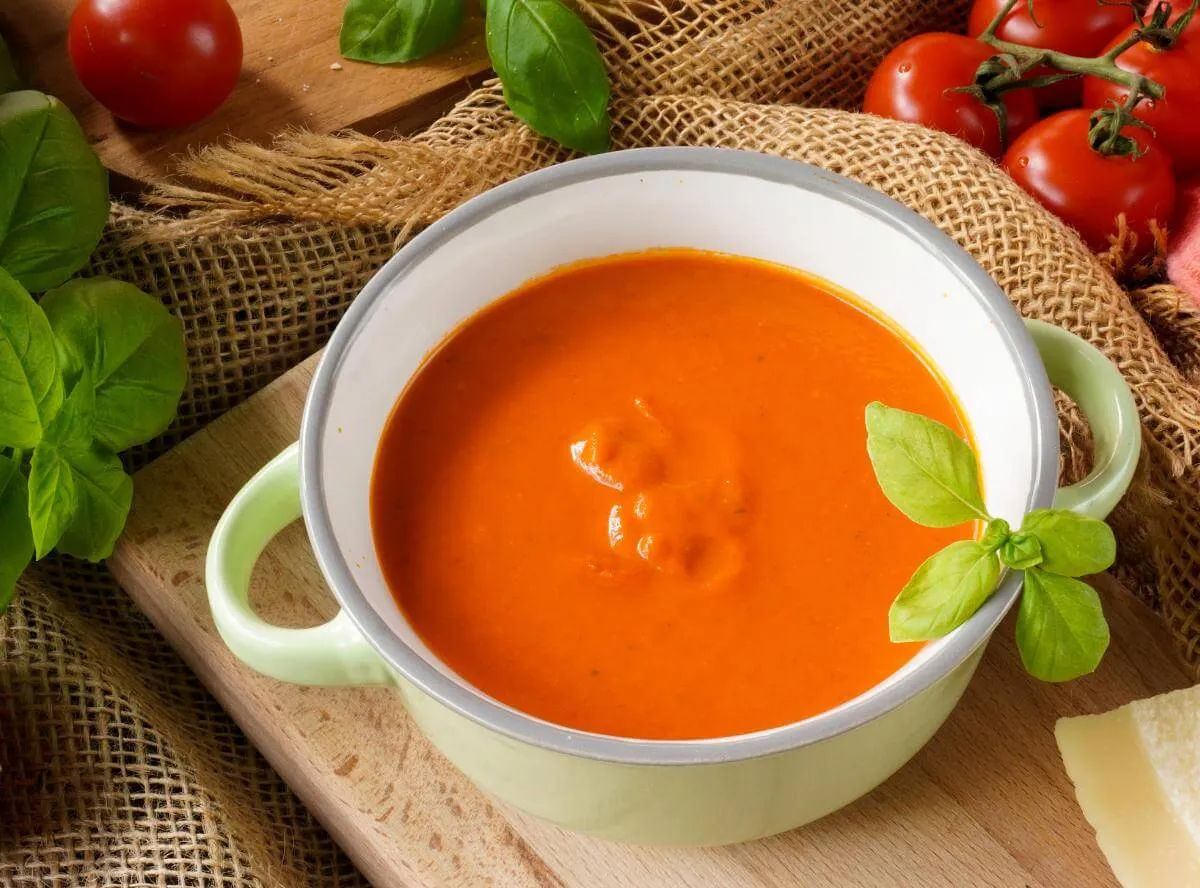 Frisch zubereitete cremige Tomatensuppe im Thermomix, bereit zum Servieren