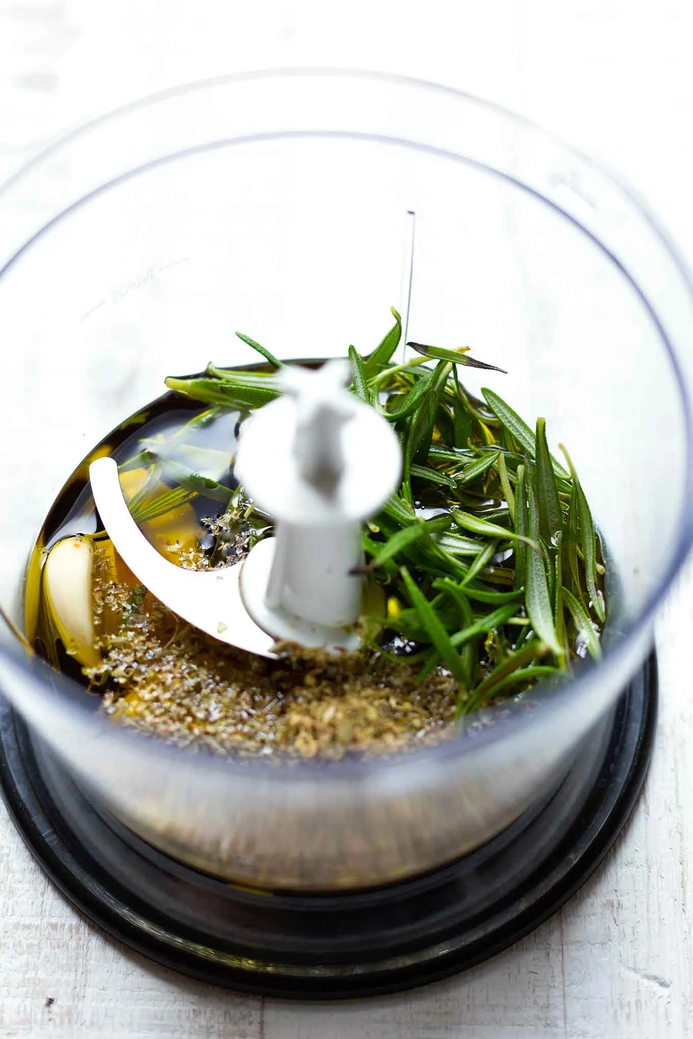 Frisch zubereitete italienische Antipasti auf einem Teller angerichtet