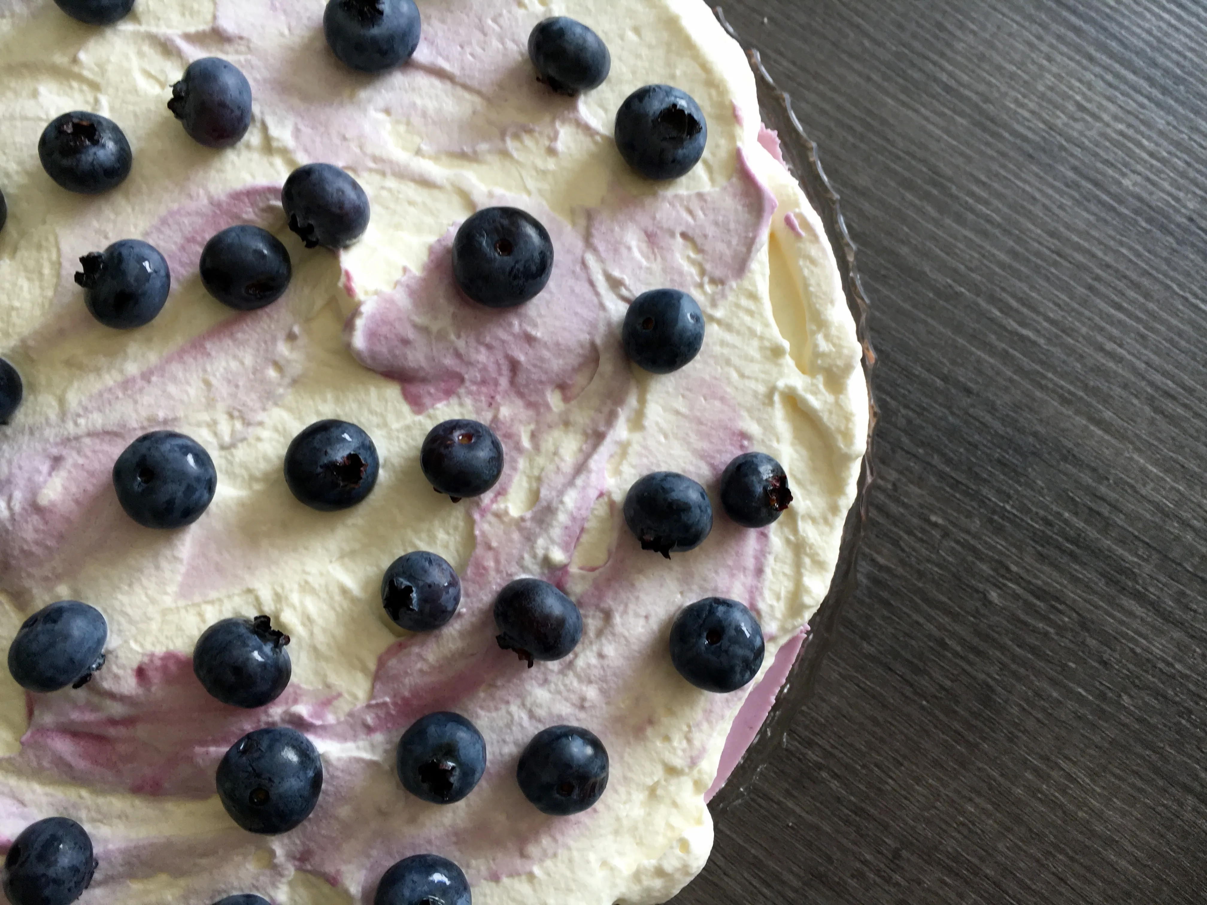 Frisch zubereitete Käsesahne-Torte mit cremiger Füllung und Blaubeeren