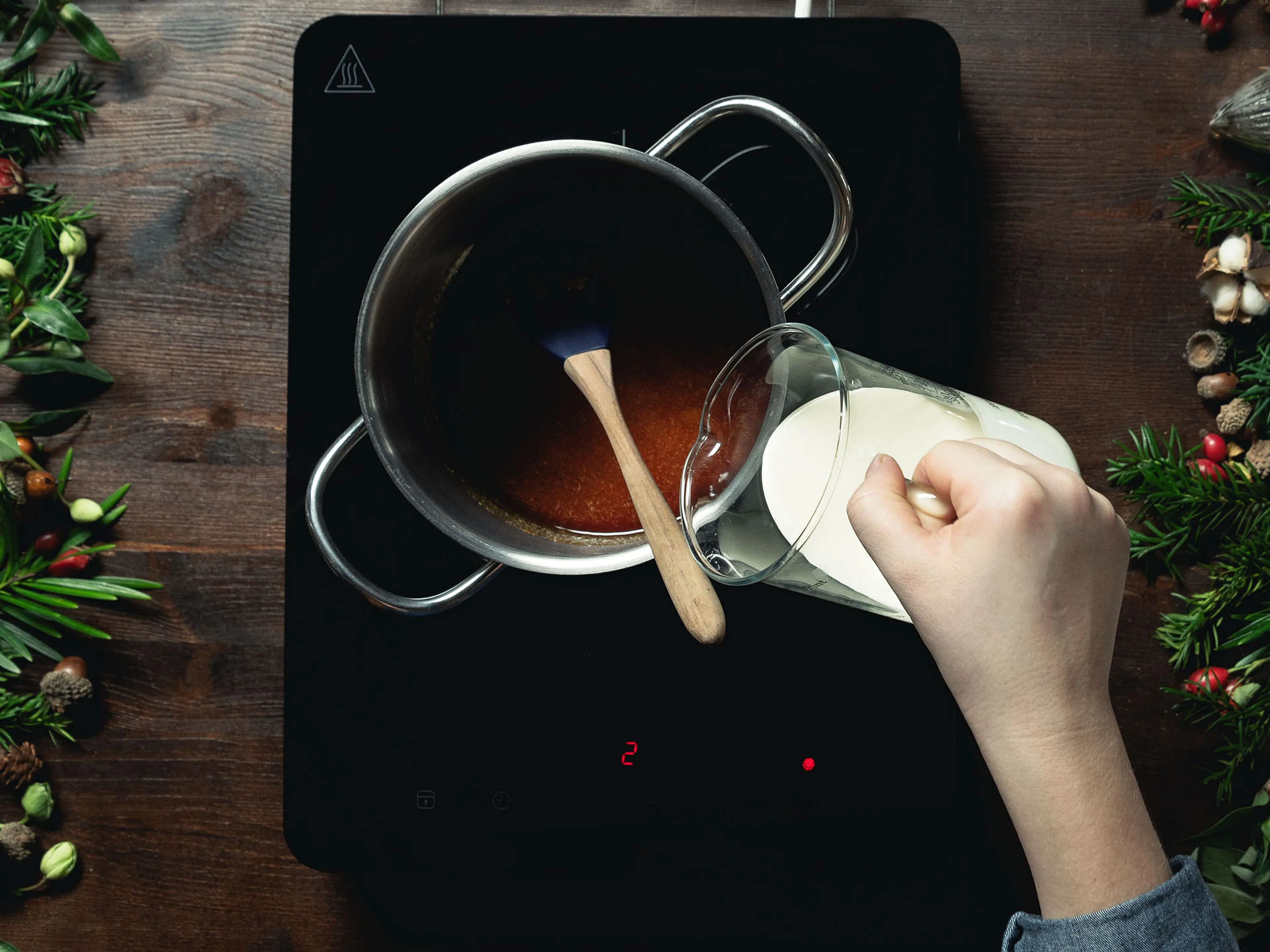 Frisch zubereitete Nussfüllung für die Bündner Nusstorte: gehackte Walnüsse, karamellisierter Zucker, Sahne und Honig werden vermengt und abkühlen gelassen.