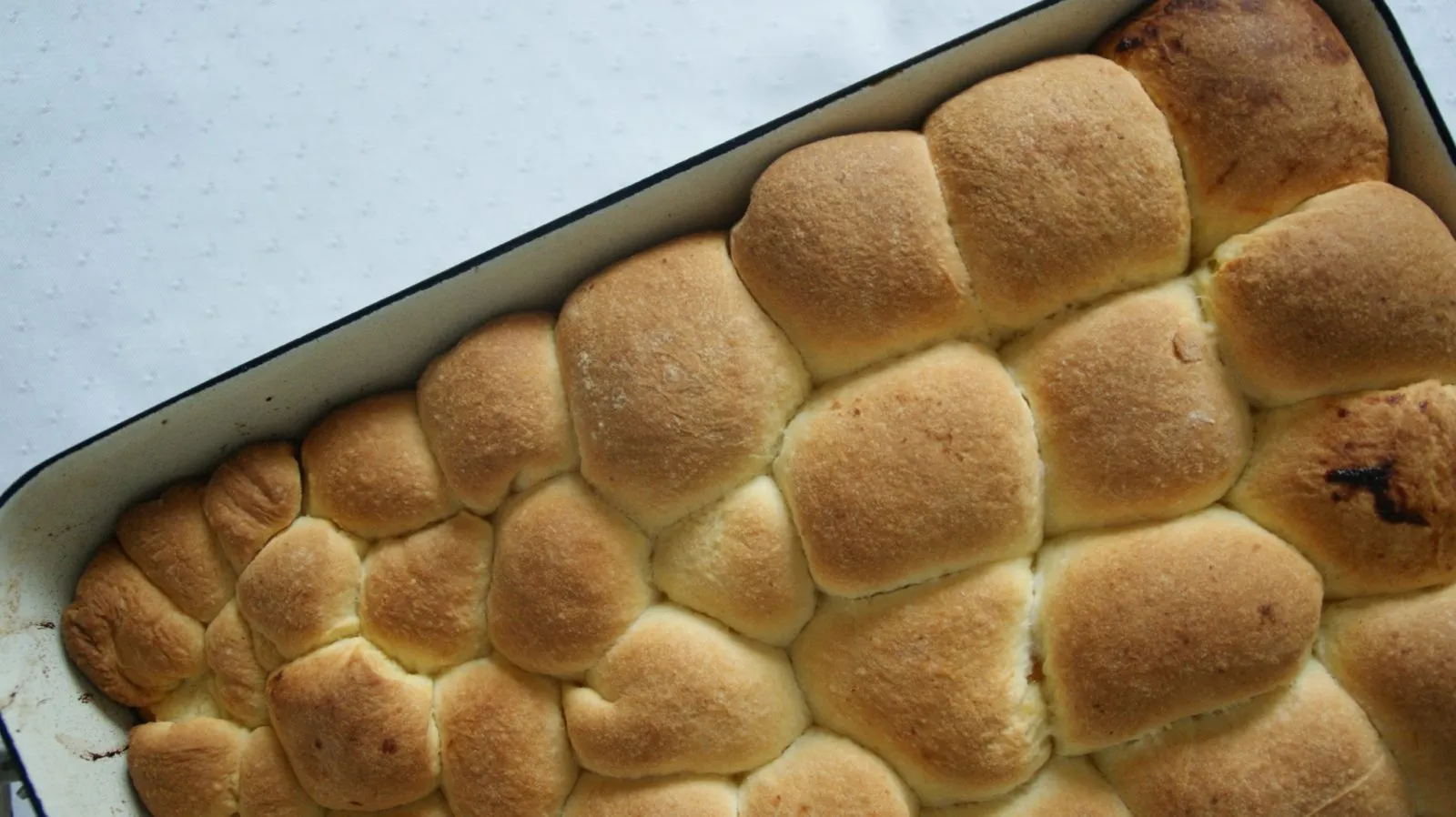 Frisch zubereitete Vanillesauce wird durch ein Sieb passiert, um eine seidige Konsistenz zu erhalten.