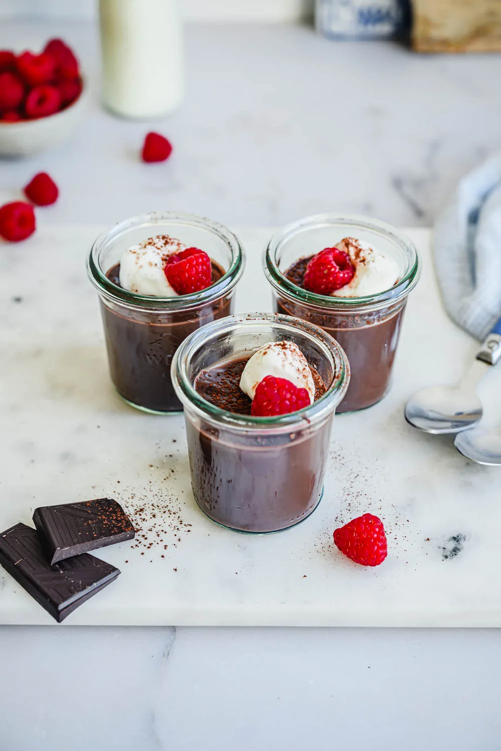 Frisch zubereiteter Schokopudding in einer Schüssel, bereit zum Servieren und Genießen