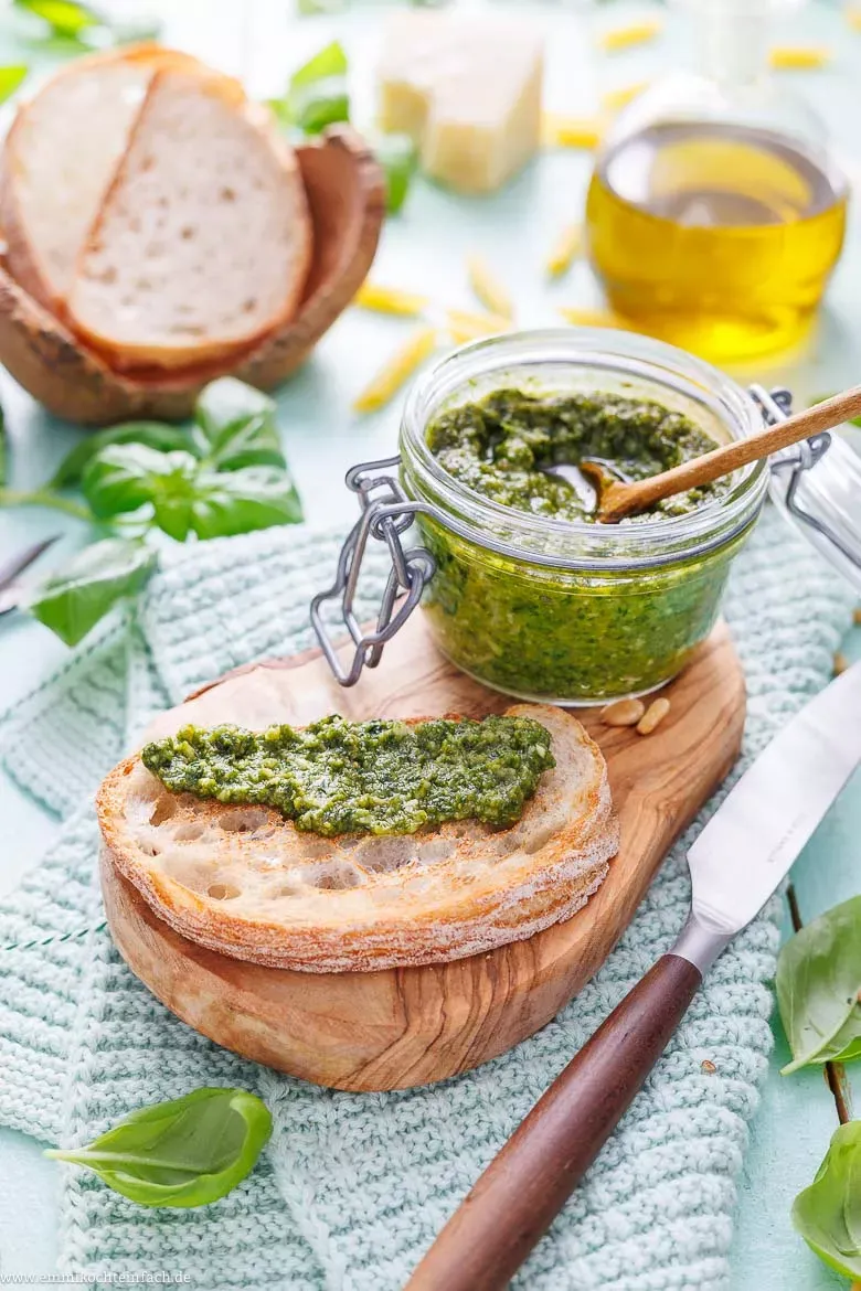 Frisch zubereitetes Basilikumpesto auf einem Stück Brot