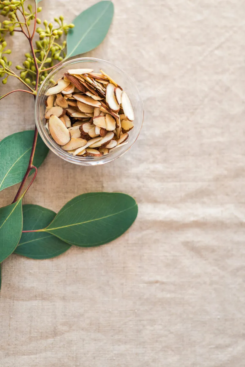 Frische Äpfel, Zimtstangen, Sternanis und Nelken als Zutaten für den Bratapfelpunsch