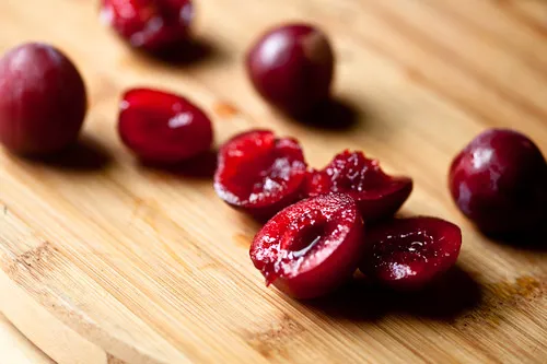 Frische Bio-Pflaumen als Topping