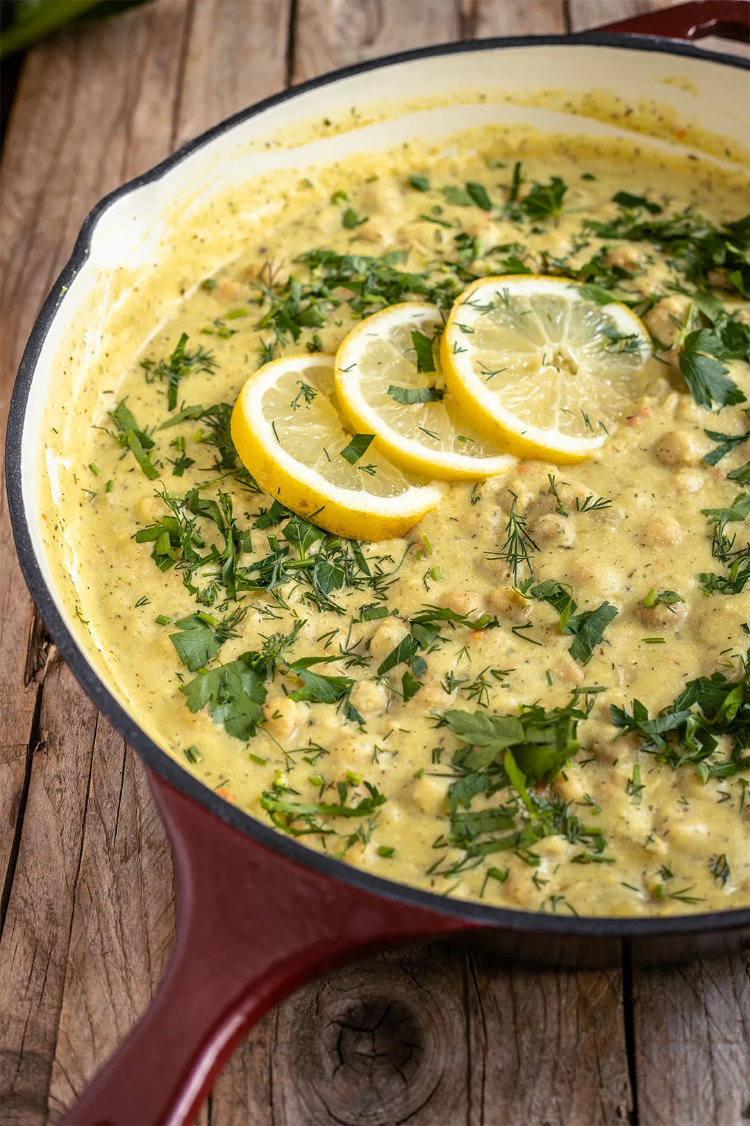 Frische Bio-Zitrone und Kräuter, bereit für die Zubereitung der Kichererbsenpfanne