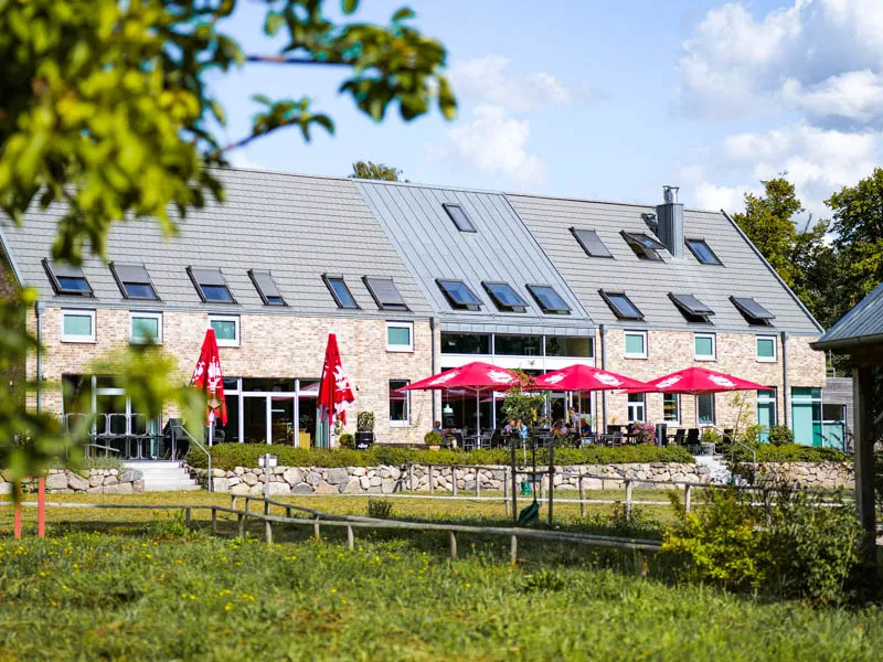 Frische Bruschetta und Flammkuchen auf der Terrasse der Salem Seebar mit Blick auf das Wasser