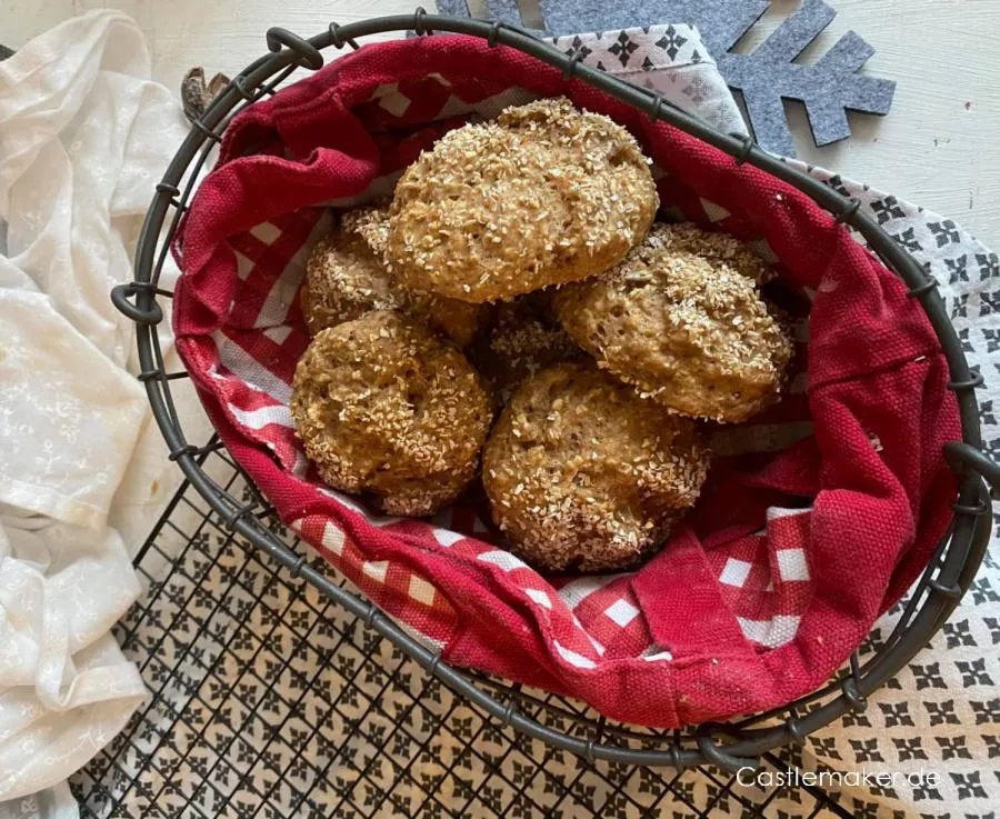 Frische Dinkel-Hafer-Brötchen mit Skyr, proteinreich und gesund, auf einem Backblech angerichtet