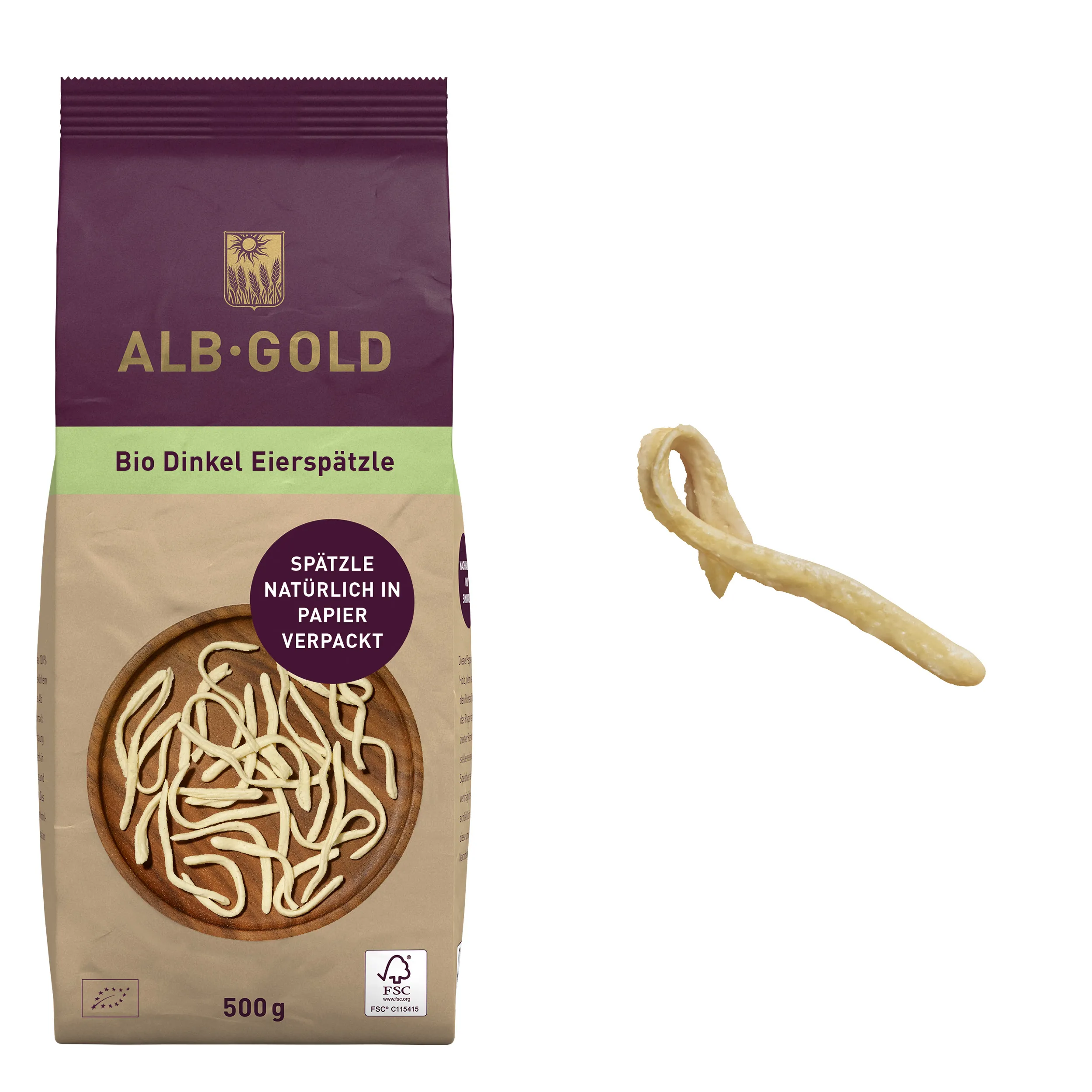 Frische Eierspätzle dampfend auf einem Teller, bereit zum Servieren