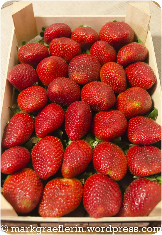 Frische Erdbeeren in einem Holzkistchen, bereit für die Erdbeer-Sahne-Torte