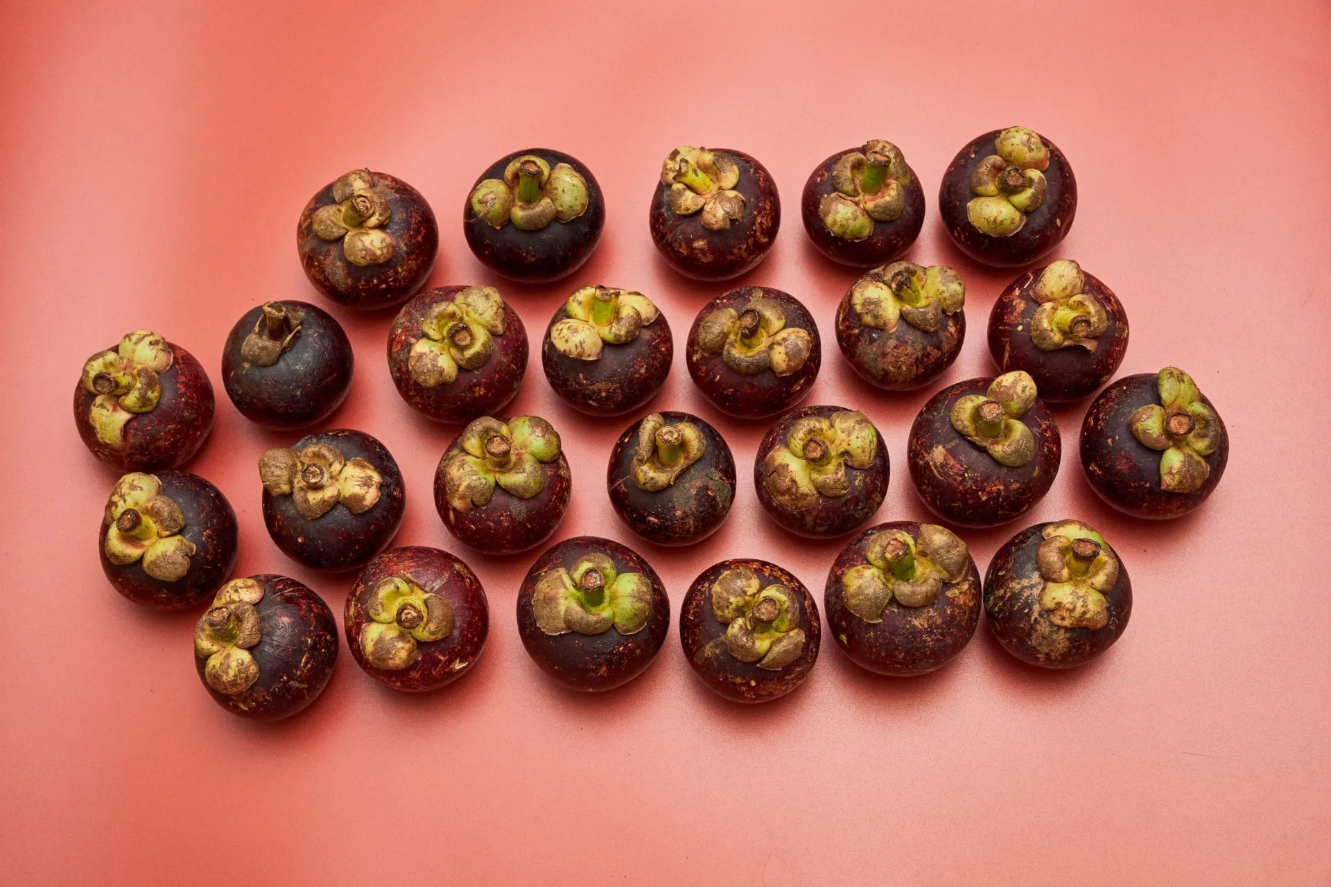Frische, glänzende Mangosteen-Früchte auf einem Marktstand bereit zum Kauf