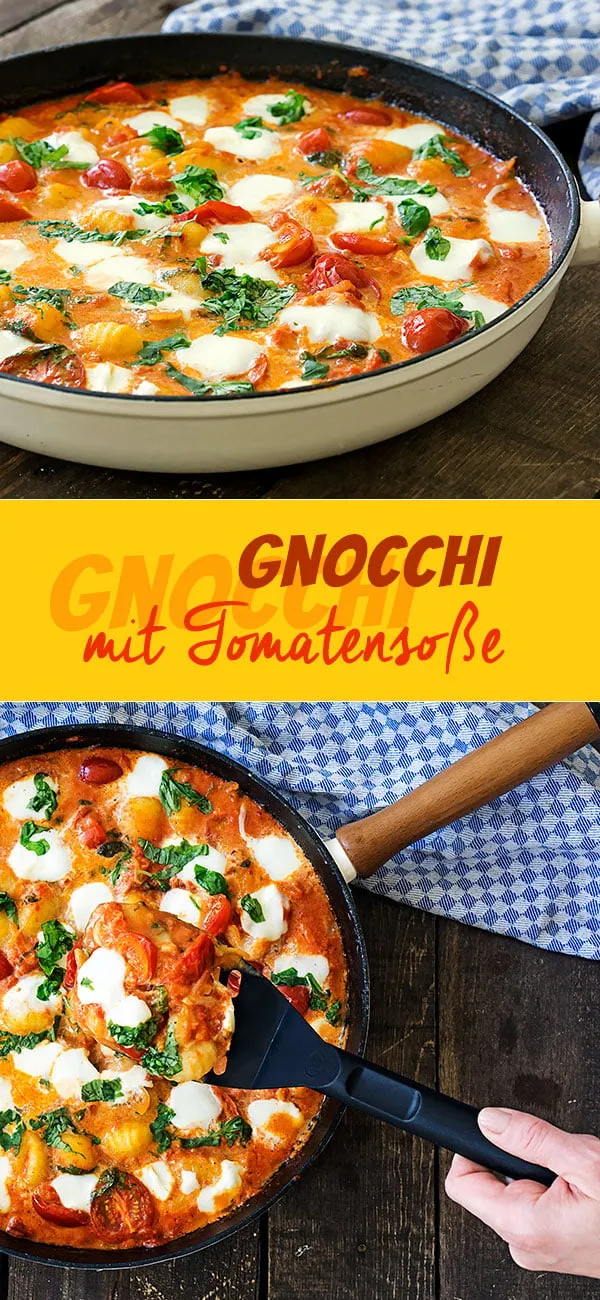 Frische Gnocchi mit cremiger Tomatensoße und geschmolzenem Mozzarella in einer Pfanne
