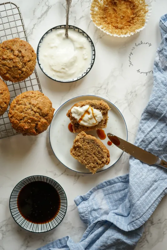 Frische Ingwermuffins mit Joghurt und Melasse angerichtet auf einem rustikalen Holztisch