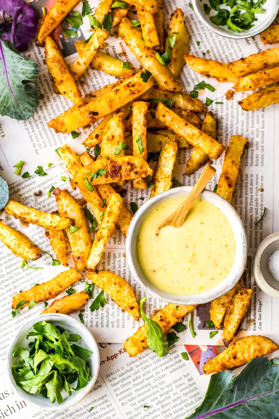 Frische Kohlrabis in einem Weidenkorb, bereit zur Verarbeitung