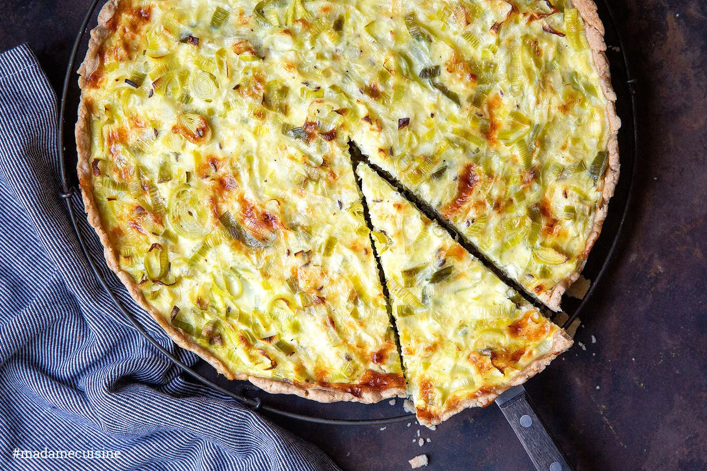 Frische Lauch Quiche, goldbraun gebacken und bereit zum Servieren