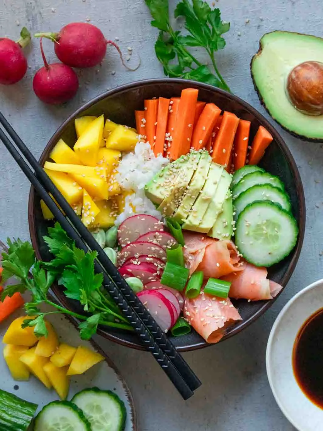 Frische Poké Bowl mit Lachs, Reis und Avocado