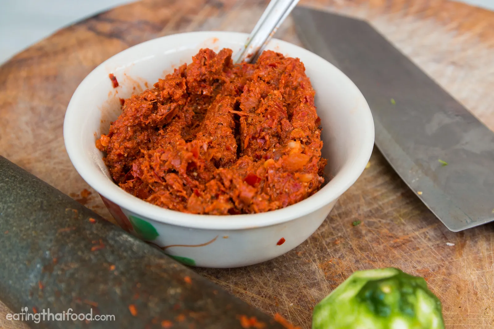 Frische rote Currypaste als Basis für ein aromatisches Hähnchen-Curry