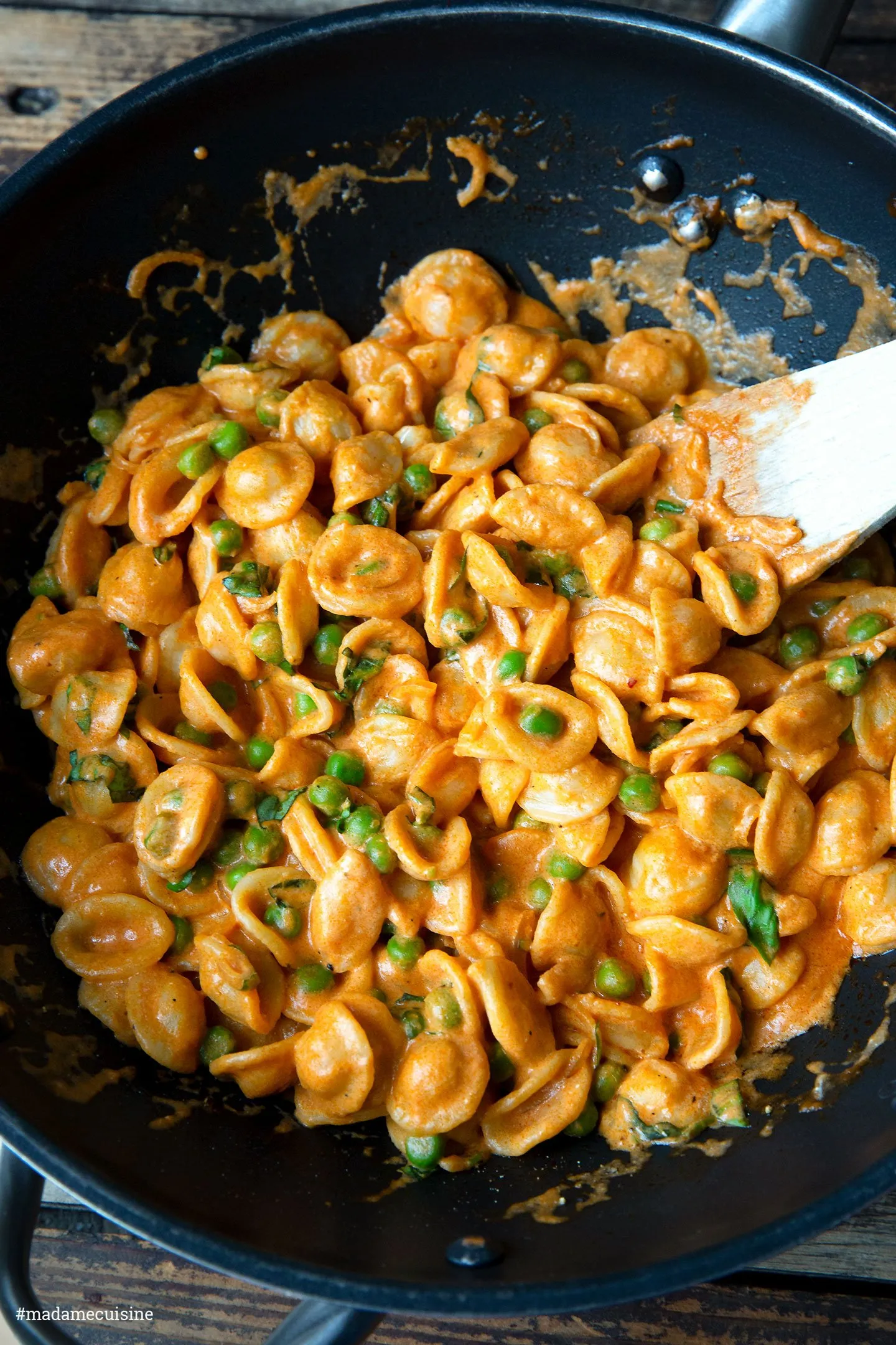 Frische Schalotten und Knoblauch werden für die Soße angebraten