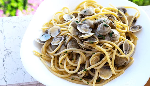 Frische Spaghetti Vongole in einem Topf mit Muscheln und Petersilie, bereit zum Servieren