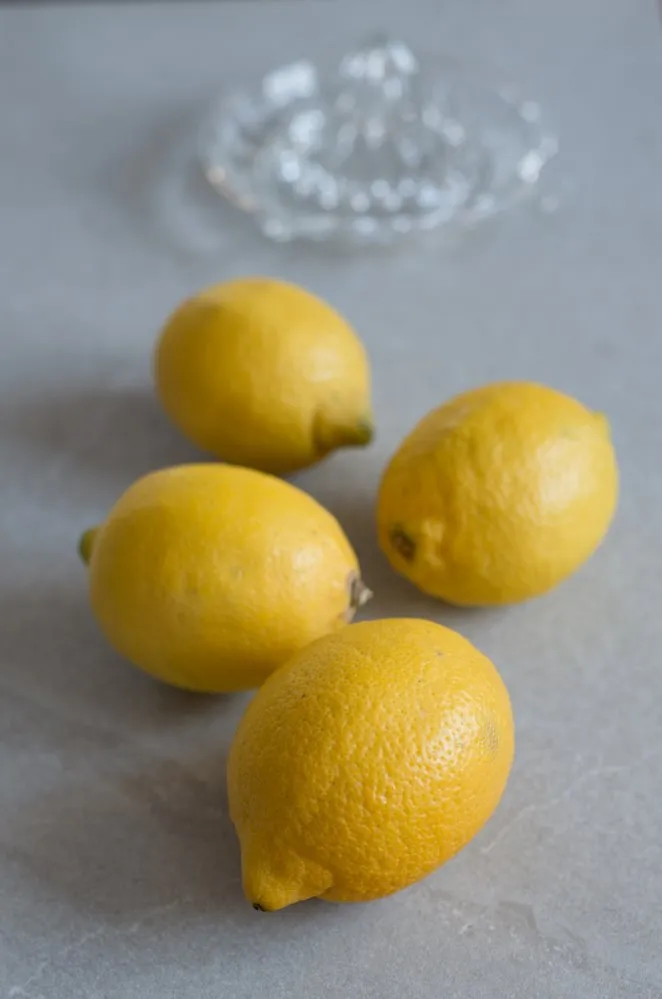 Frische Zitronen und Zutaten bereit für die Zubereitung von Lemon Curd
