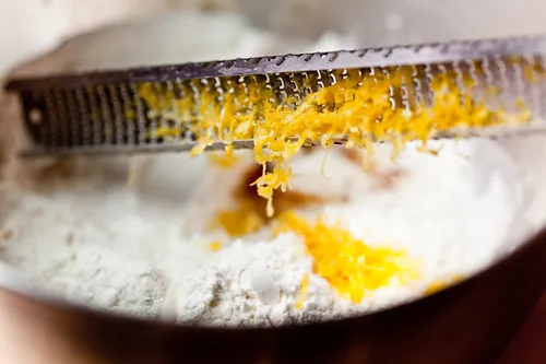 Frische Zitronenschale für Aroma