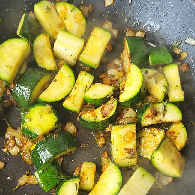 Frische Zucchiniwürfel bereit für die Zubereitung des Pfannengemüses