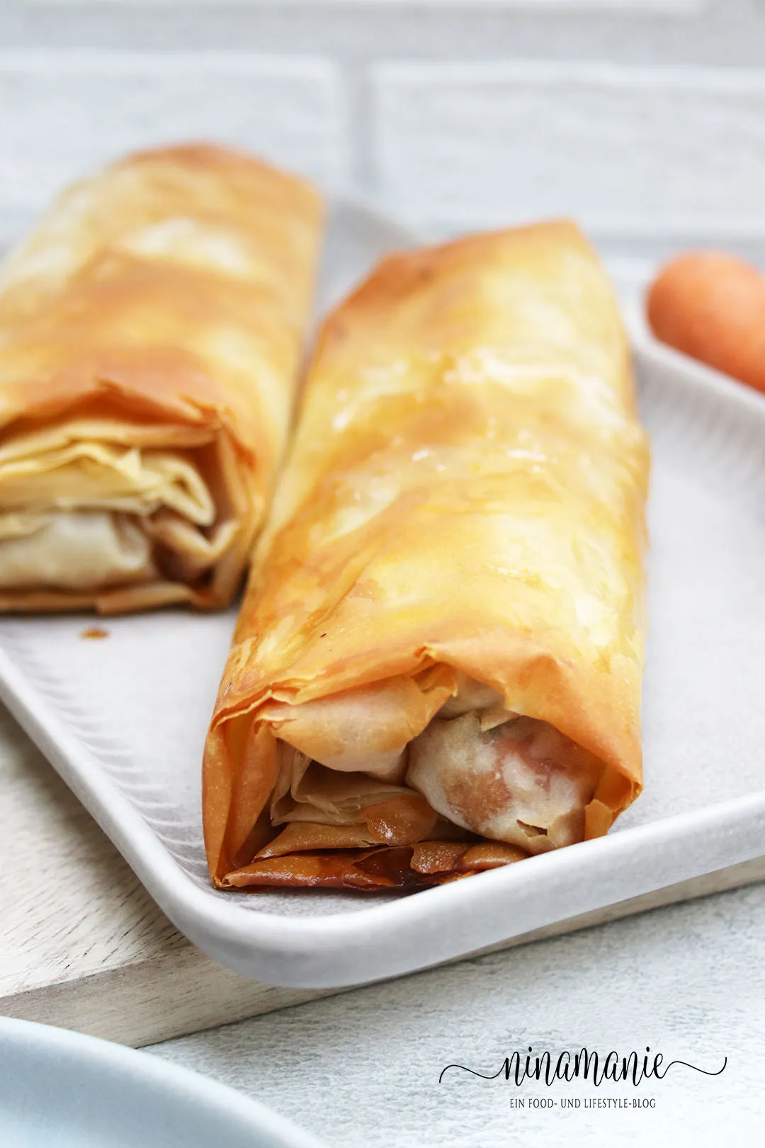 Frische Zutaten für den vegetarischen Gemüsestrudel, bereit zur Verarbeitung