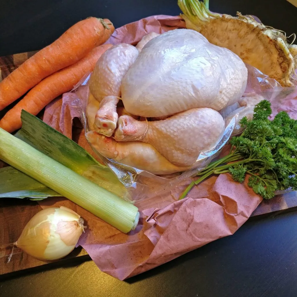 Frische Zutaten für eine aromatische Hühnerbrühe, bereit zur Zubereitung