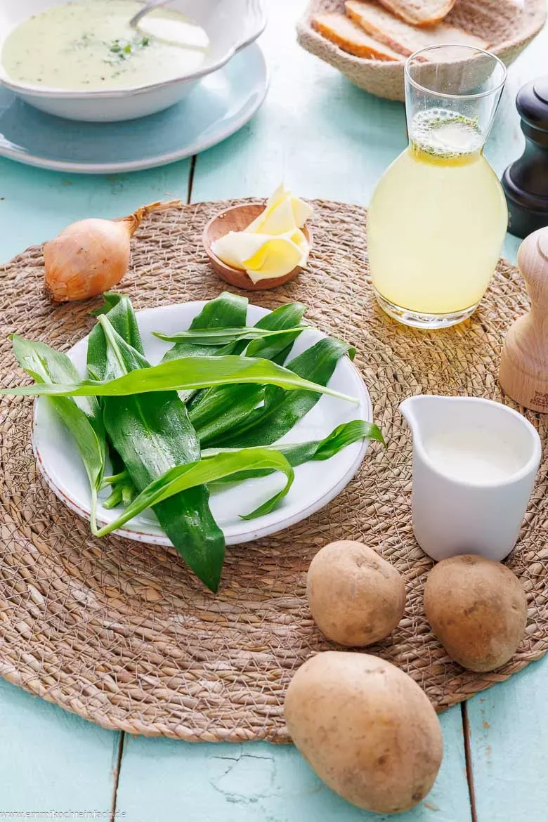 Frische Zutaten für eine selbstgemachte Bärlauchsuppe