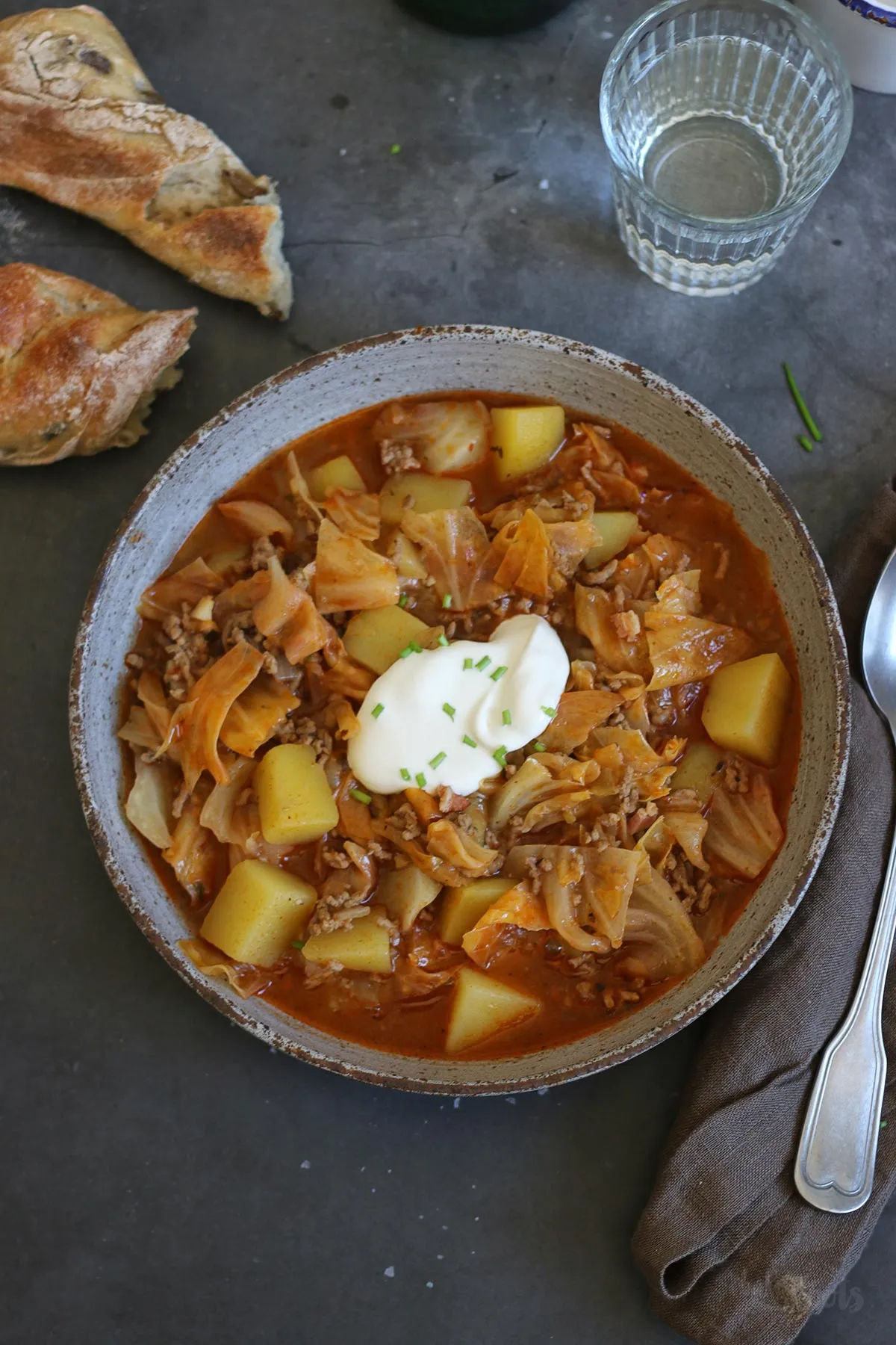 Frische Zutaten für Schichtkohl: Spitzkohl, Kartoffelwürfel und Hackfleisch bereit zum Kochen