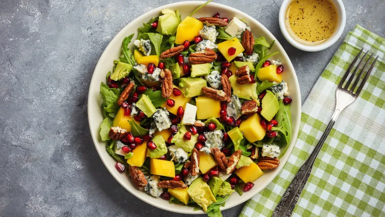 Frischer Avocado-Mango-Salat mit Granatapfelkernen für ein leichtes Mittagessen