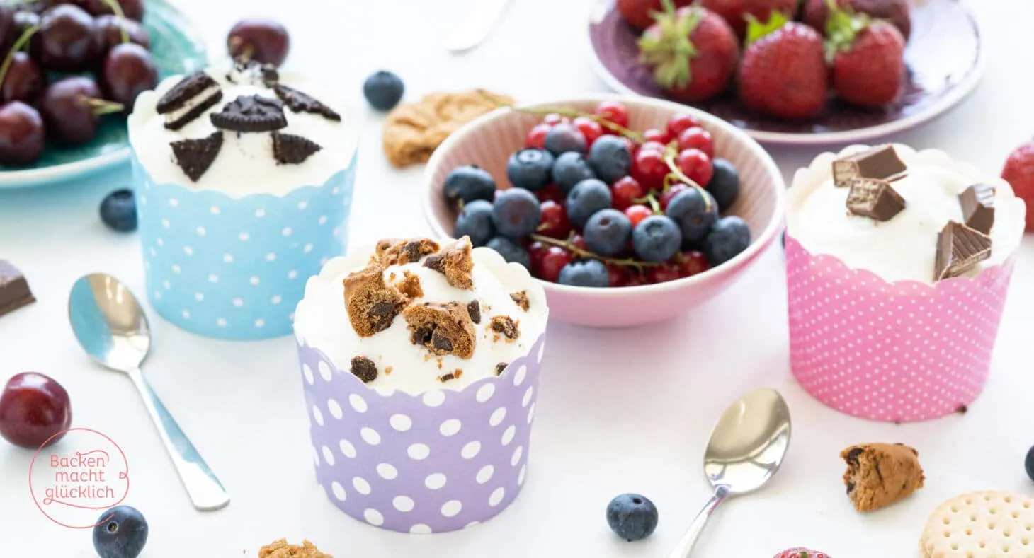 Frischer Frozen Joghurt mit bunten Toppings auf einem Tisch