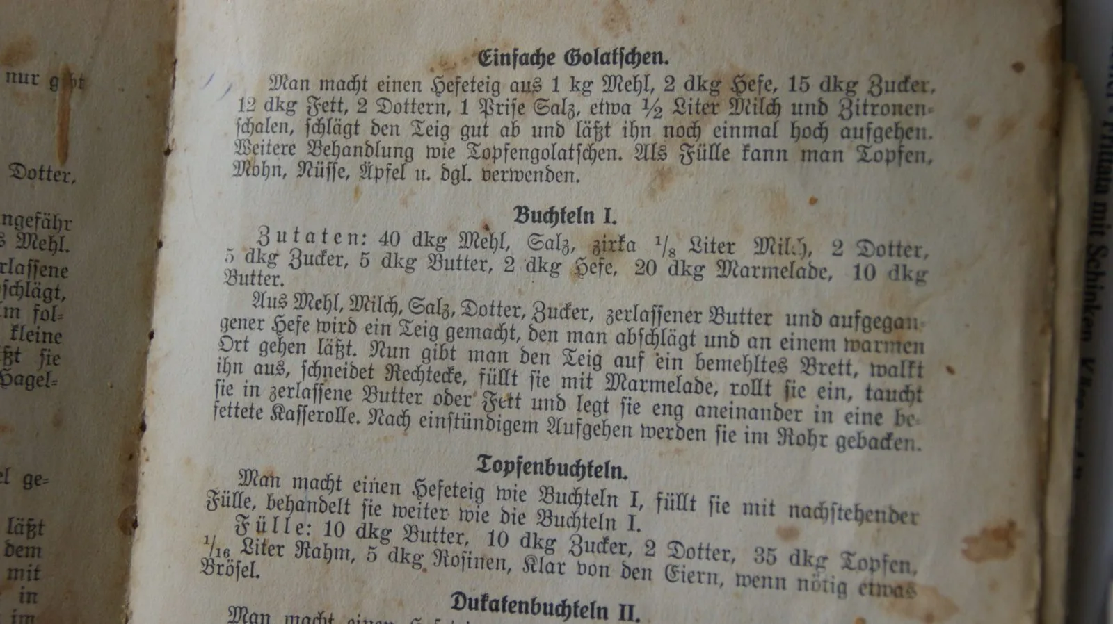 Frischer Germteig wird auf einer bemehlten Arbeitsfläche ausgerollt.