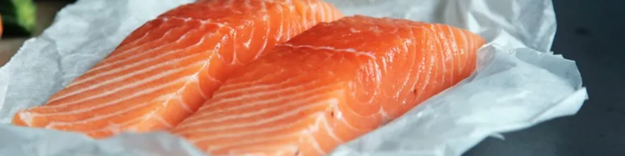 Frischer Lachs auf einem Teller mit Gemüsebeilage