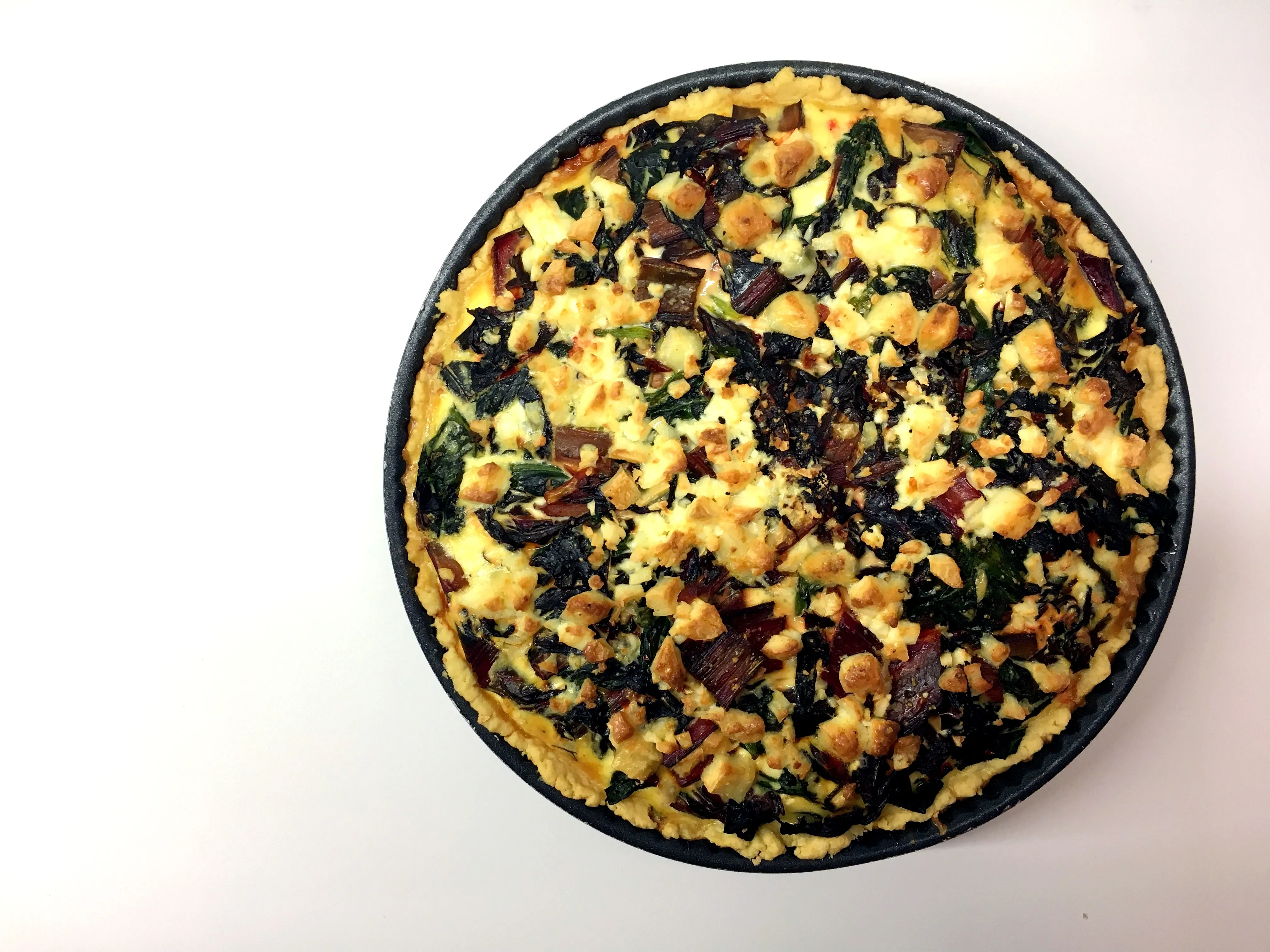 Frischer Mangold und Spinat bereit zur Verarbeitung für die Quichefüllung