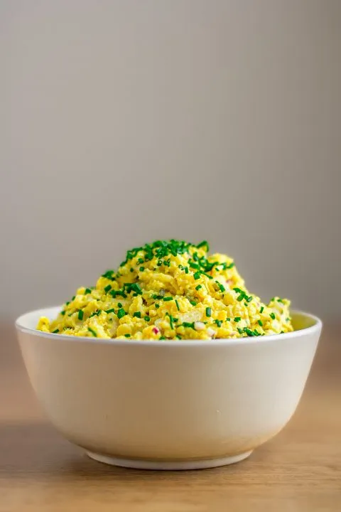 Frischer veganer Eiaufstrich in einer Schale, von oben fotografiert