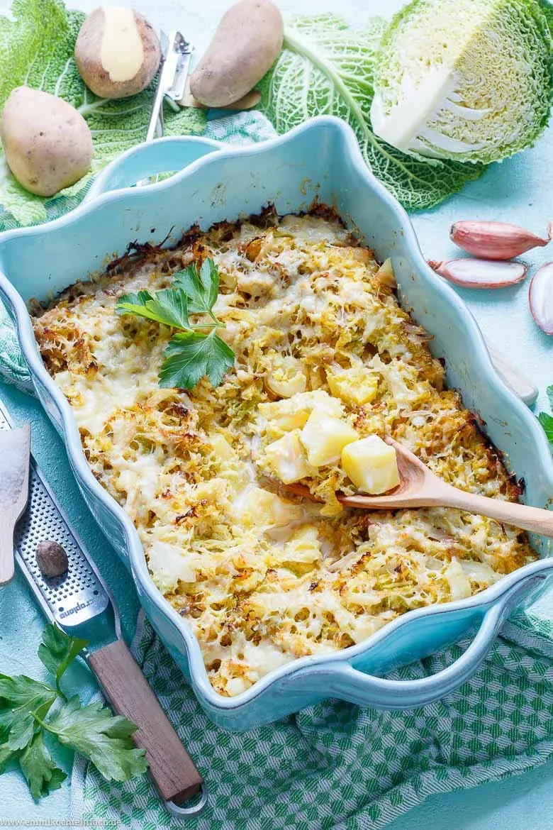 Frischer Wirsingkohl, geschnitten und bereit für die Zubereitung eines köstlichen Auflaufs