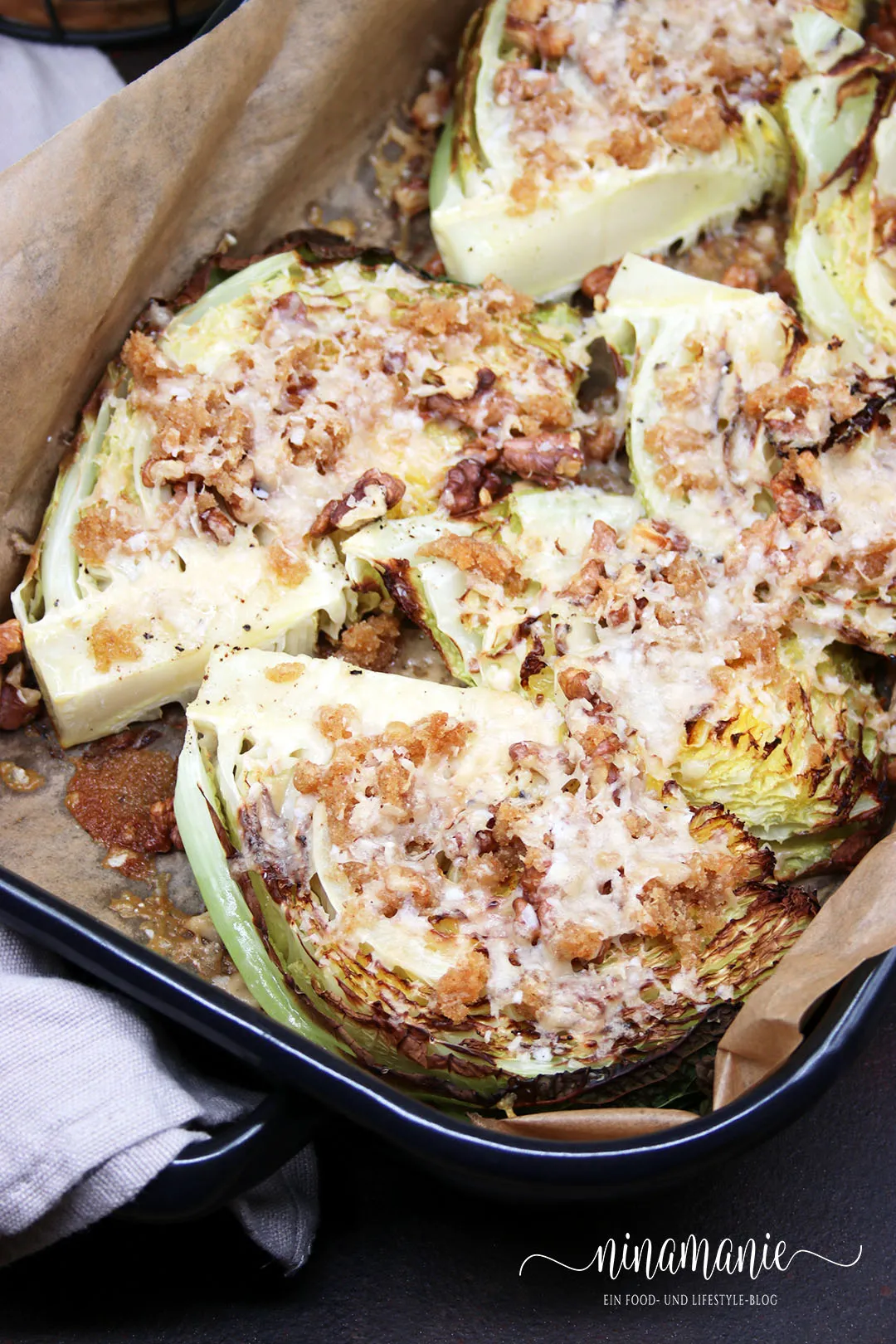 Frischer Wirsingkopf und Zutaten für das Ofenrezept