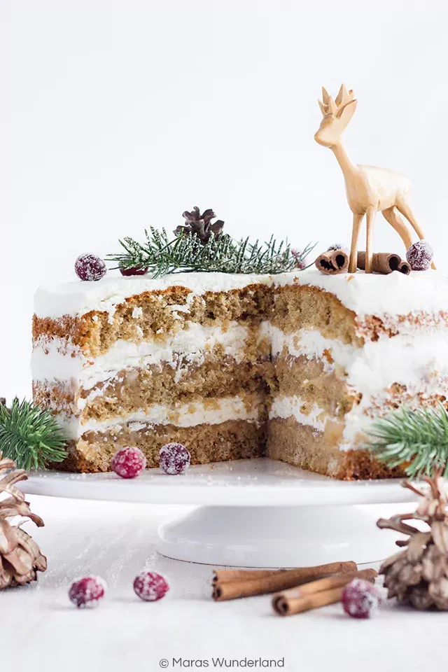 Frisches Apfelkompott und leichte Quarkcreme bereit zum Schichten der Torte