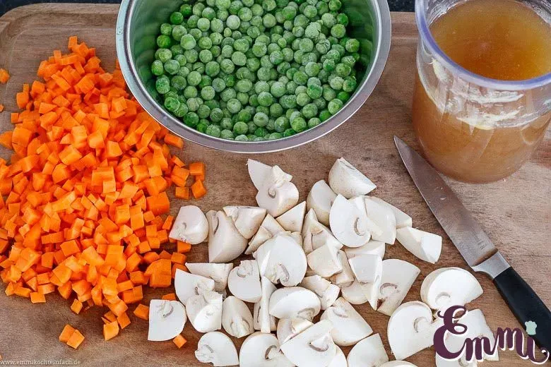 Frisches Gemüse wie Möhren, Champignons und Erbsen für das Frikassee