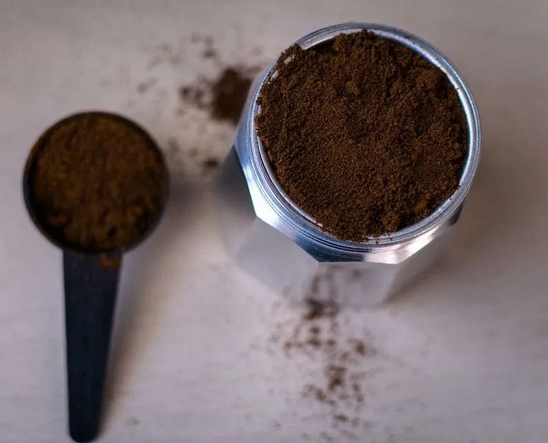 Frisches Kaffeemehl für Espressokocher