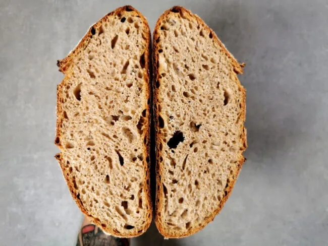 Frisches Krustenbrot mit einer offenen und gleichmäßigen Porung