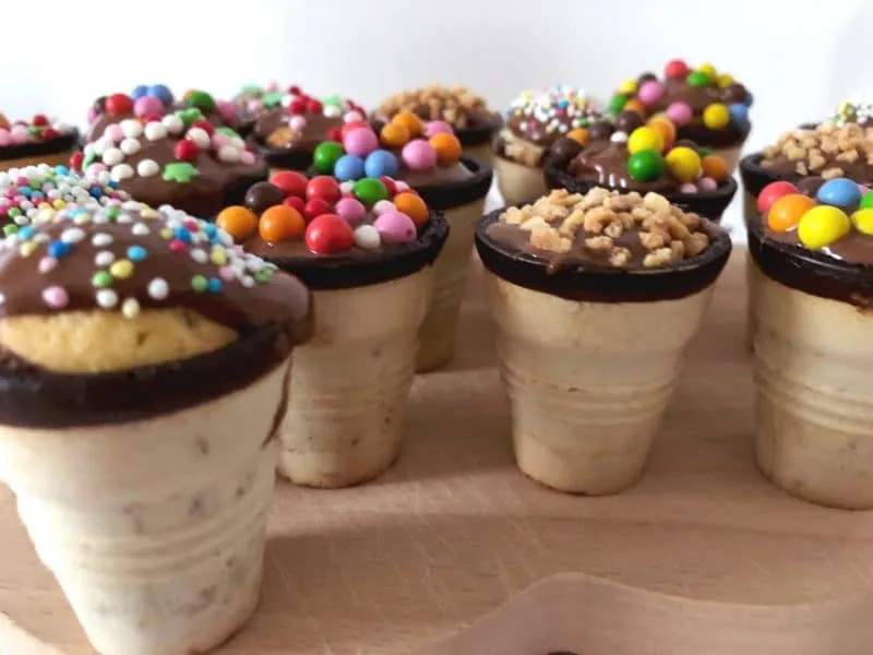 Fröhliche Muffins in der Waffel, eine bunte Auswahl für kleine Hände und große Freude