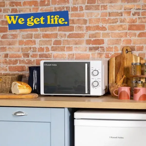 Frontansicht der Russell Hobbs Mikrowelle mit Spiegeltür und Drehreglern